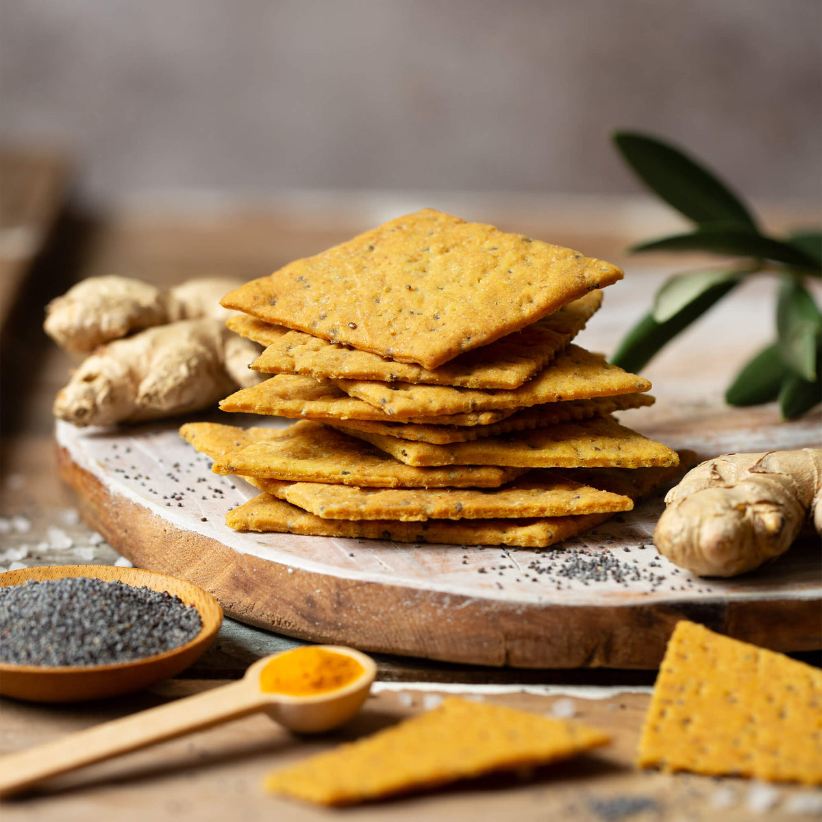 Crackers curcuma, gingembre et graines de pavot